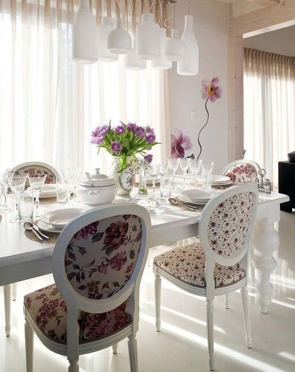 Мебель для столовой с цветочным принтом