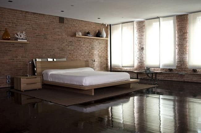 Спальня в лофт стиле с кирпичной кладкой на стенах