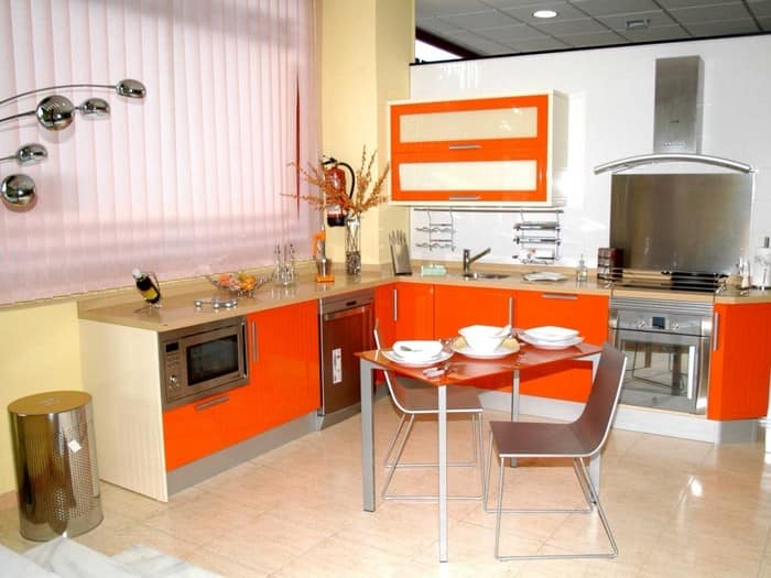 Дизайн бело-оранжевой кухни 