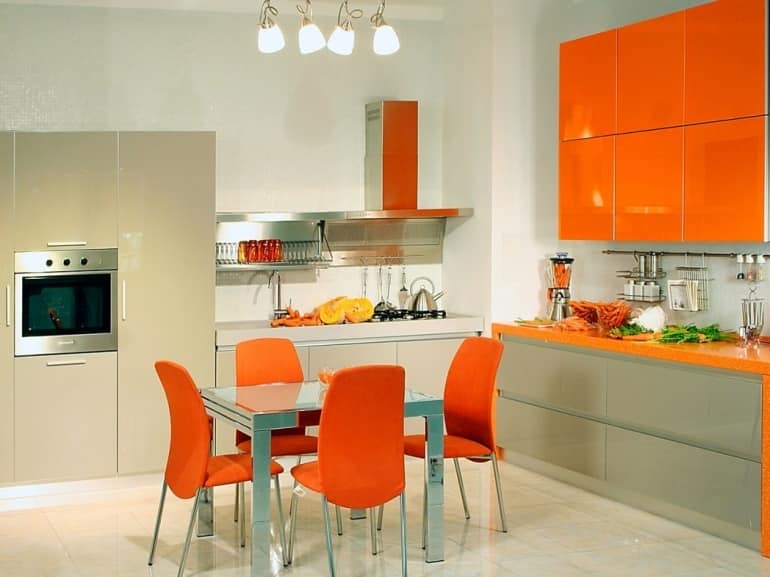 Светлая солнечная кухня с оранжевой мебелью