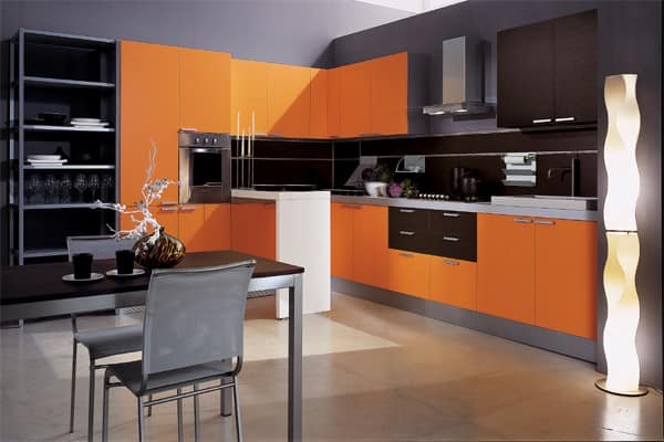 Дизайн черно-оранжевой кухни фото