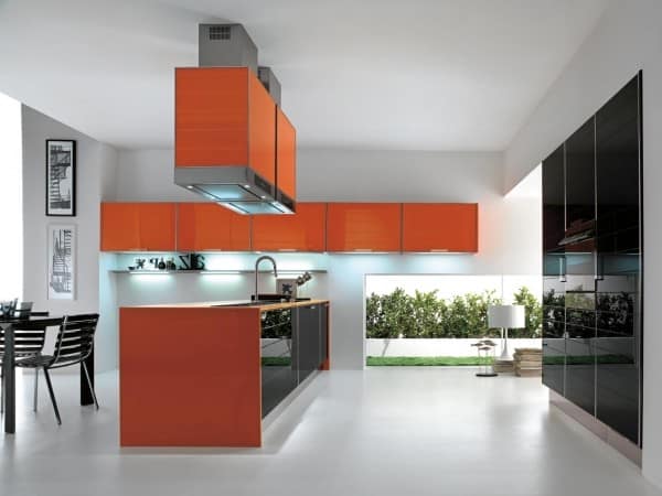 Дизайн кухни с оранжевым кухонным гарнитуром