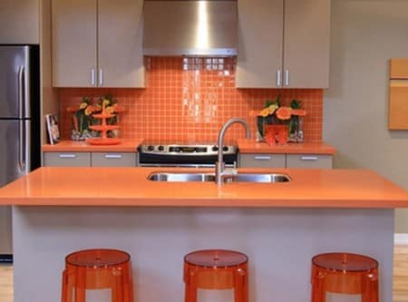 Оранжевая мебель на светлой кухне фото