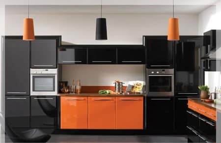 Черный и оранжевый цвет в дизайне кухни