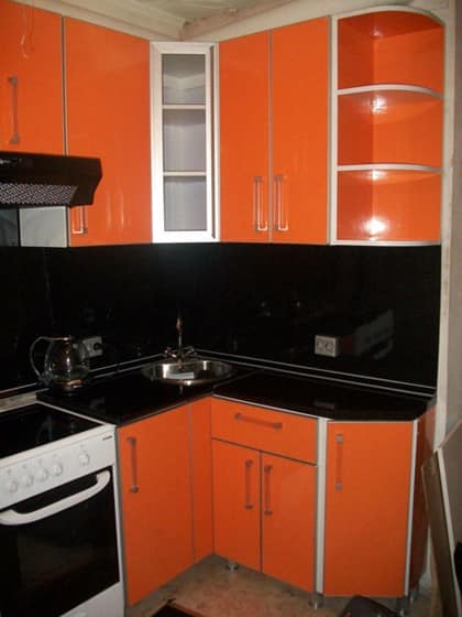 Сочетание черного и оранжевого цвета в дизайне кухни