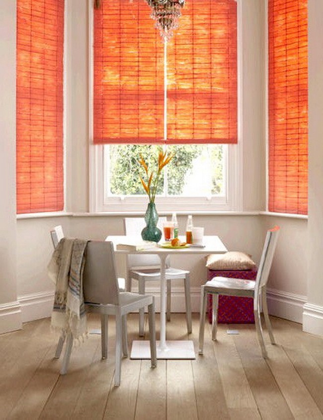 Бамбуковые оранжевые шторы на кухне