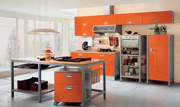 Уютная и просторная оранжевая кухня