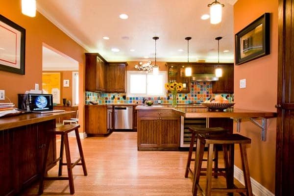 Кухня с оранжевыми обоями фото