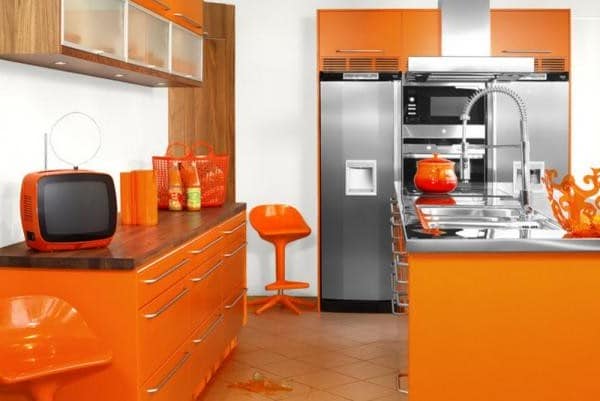 Дизайн кухни с оранжевой мебелью и мелкими деталями