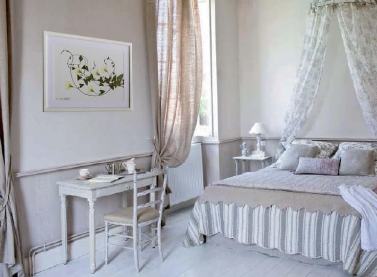 Нежный гербарий для спальни в романтическом стиле