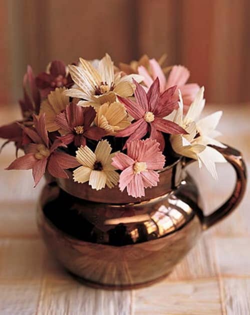 Цветы из листьев кукурузы - симпатичный букет для декорирования дома