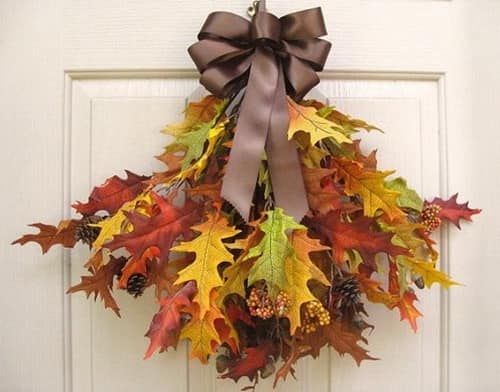 Букет из разноцветных сухих дубовых листьев для декорирования входной двери