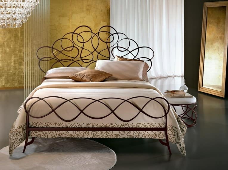 Кованая кровать в квартире - стильно и необычно