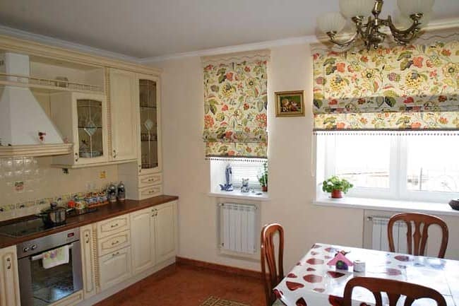 Римские шторы на кухне - это удобно и практично