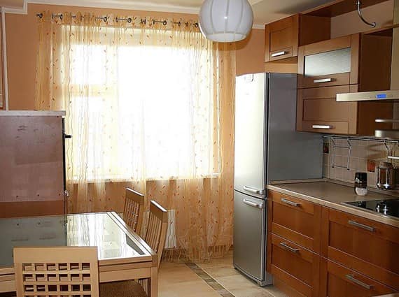 Длинные легкие шторы до пола на кухне - если рядом нет плиты!