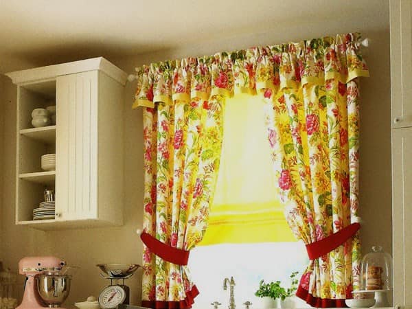 Короткие шторы с цветочным узором - весенний и летний декор кухни