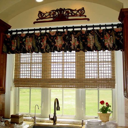 Римские шторы или жалюзи в сочетании с тканевым лабрекеном на кухне