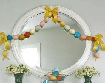Даже зеркало можно украсить к празднику Пасхи