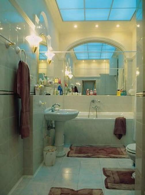 Изменение интерьера белой ванной комнаты с помощью акскссуаров и подсветки