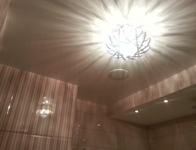 Удачное освещение преображает интерьер ванной комнаты