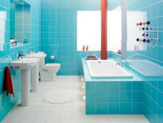 Теплые оранжевые детали в интерьере ванной в голубых тонах