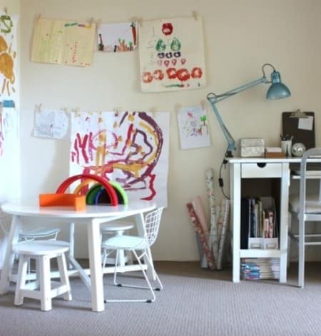 Столик и детский уголок для занятий в однокомнатной квартире
