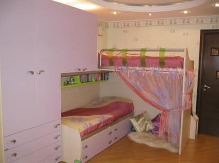 Интересное решение - место для детский игр под кроватью за занавеской