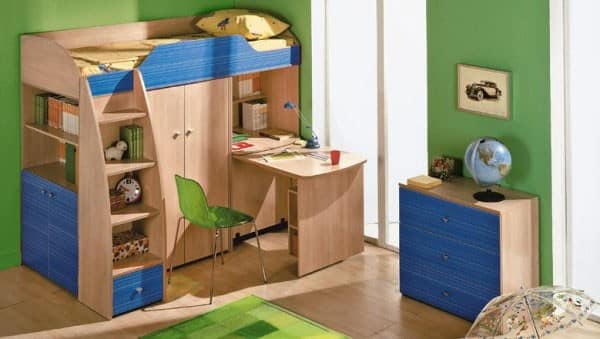Мебель в детской для подростка с кроватью, гардеробом и рабочим местом у окна