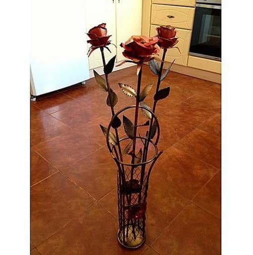 Кованые розы в кованой вазе - украшение интерьера