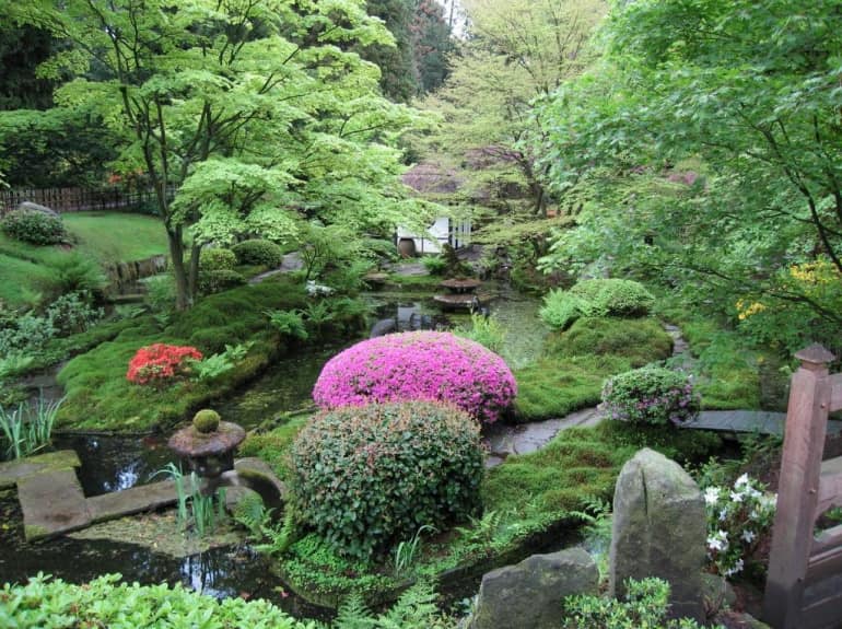 Японский сад - лестница, ведущая вниз к бесадке визуальна увеличивает пространство сада