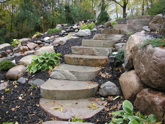 Лестница из камня в саду