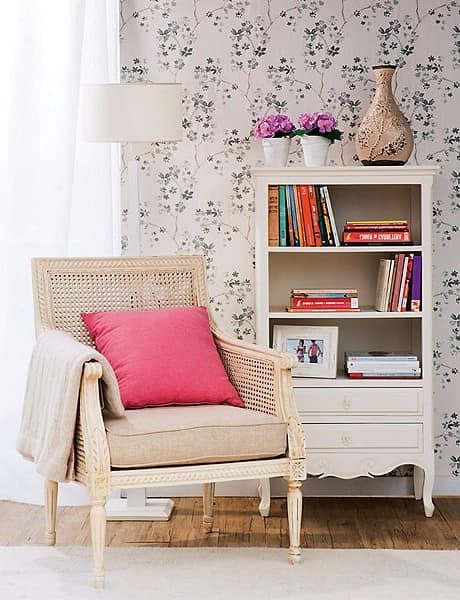 Небольшой шкаф или стеллаж для книг в месте для чтения