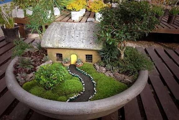 Миниатюрный сад - домик в деревне