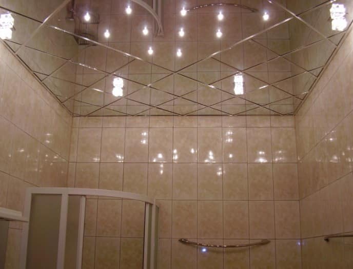 Подвесной потолок из зеркальных плит в интерьере ванной