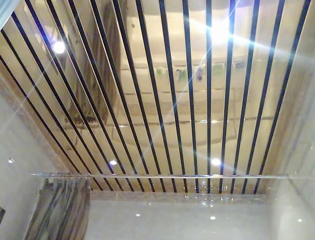 Зеркальный реечный потолок в интерьере ванной комнаты