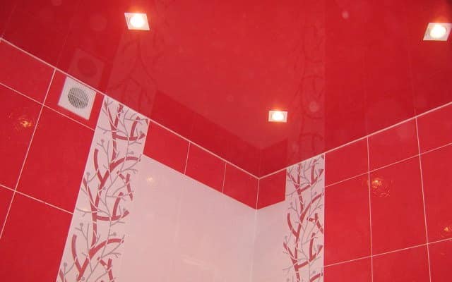 Красный натяжной потолок в интерьере ванной