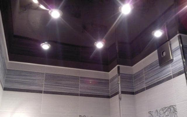 Глянцевый натяжной потолок в интерьере ванной