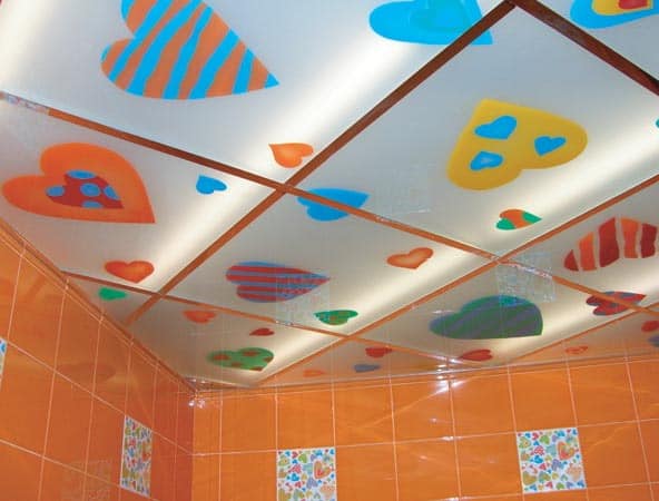 Потолок из матового стекла с рисунками и подсветкой изнутри в интерьере ванной