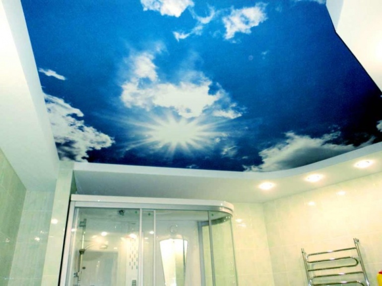 Натяжной потолок в интерьере ванной