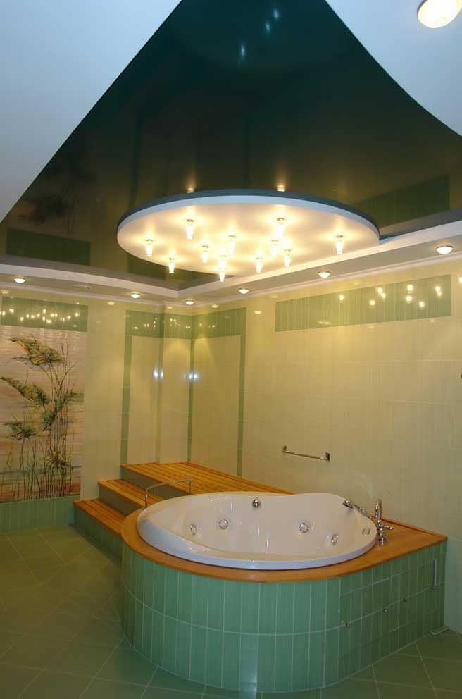Дизайн потолка в интерьере ванной