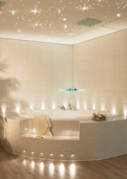 Потолок в ванной - подсветка светодиодной лентой и светильниками снизу