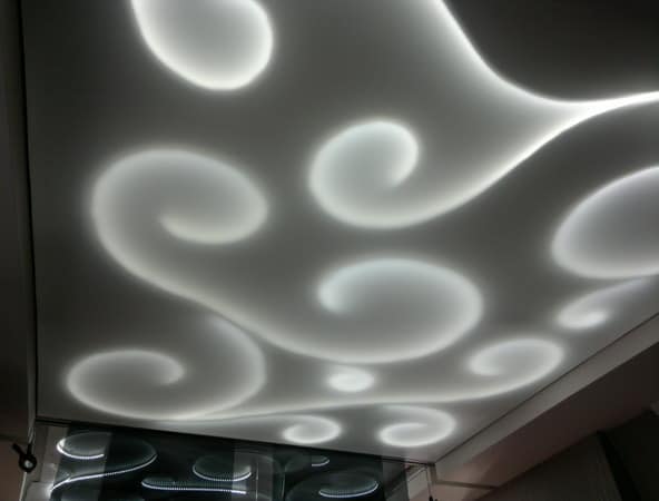 Подсветка потолка в интерьере ванной