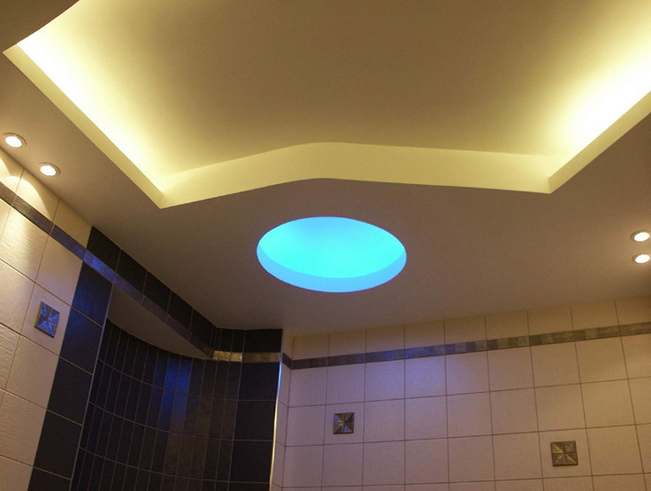 Потолочное освещение в интерьере ванной комнаты