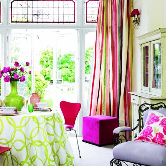 Оттенки зеленого и розового для весеннего текстиля в квартире