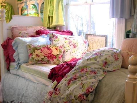 Дачный весенний декор с помощью текстиля в спальне: постельное белье, подушки и шторы