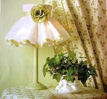 Абажур из ткани и цветочные легкие шторы в весеннем декоре