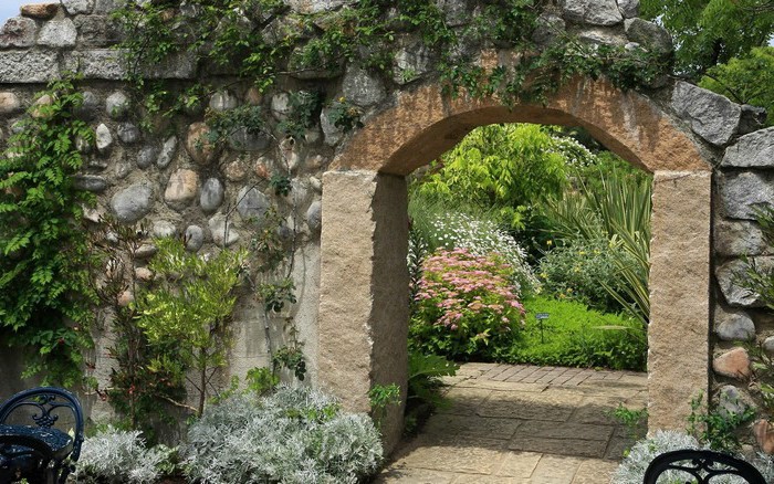 Садовая арка из камня - вход на участок фото