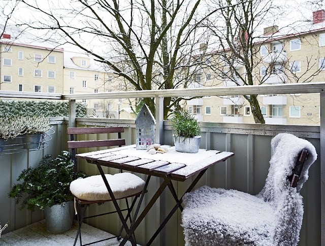Зимний уголок отдыха на балконе городской квартиры