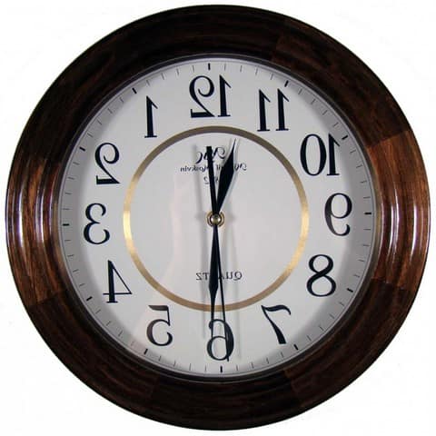 Настенные часы в деревянной оправе в классическом стиле