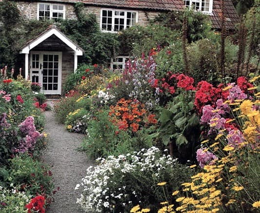 Яркие клумбы с цветами и растения для сада в стиле кантри